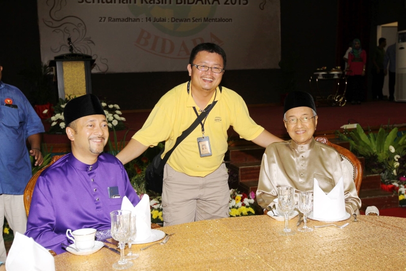 我与马哈迪（右）与慕克力的合照，他们都是大马和吉州的政治历史。