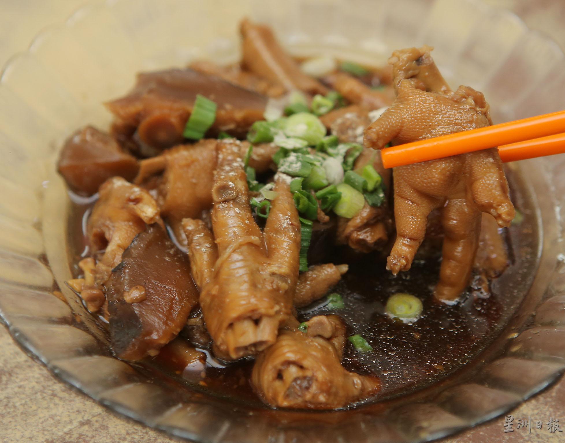 软滑入味的冬菇卤鸡脚大受食客欢迎。