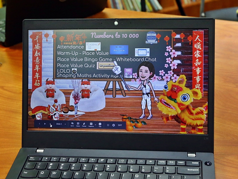 李秀芳配合华人农历新年，在教学幻灯片上加入舞狮动画效果。