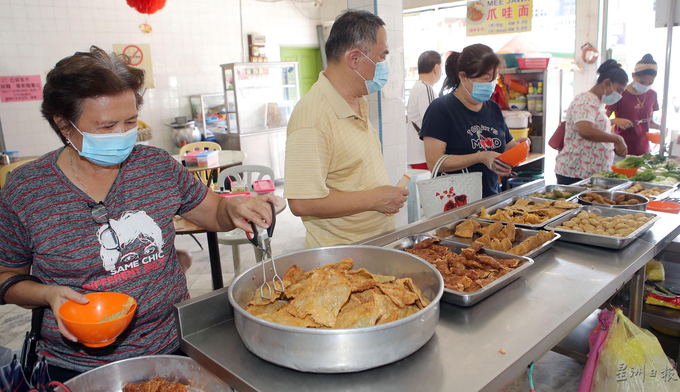 广丰酿料广为人知，每日都有许多食客排队购买。