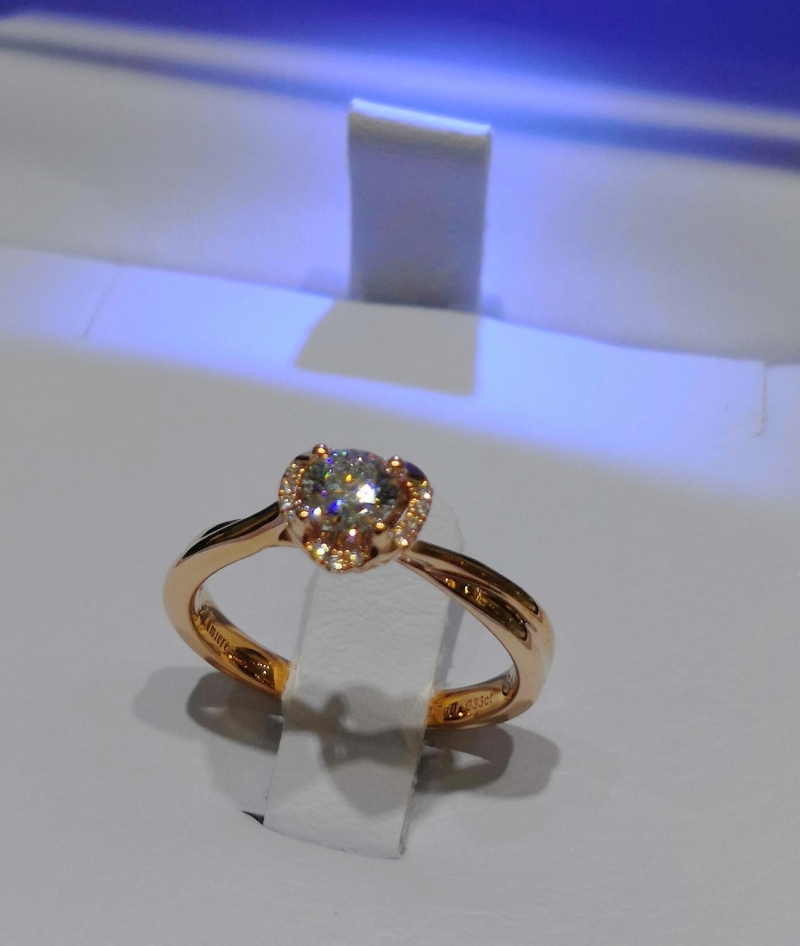近年来，玫瑰金钻石戒指深受年轻人的喜爱，用作求婚用途。