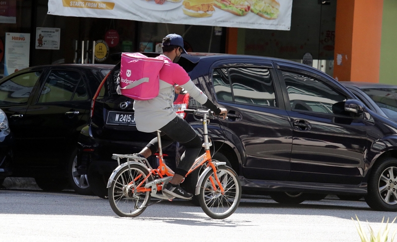 为了省去寻找泊车位的时间，部分外卖骑士选择骑脚车来送餐及取餐。