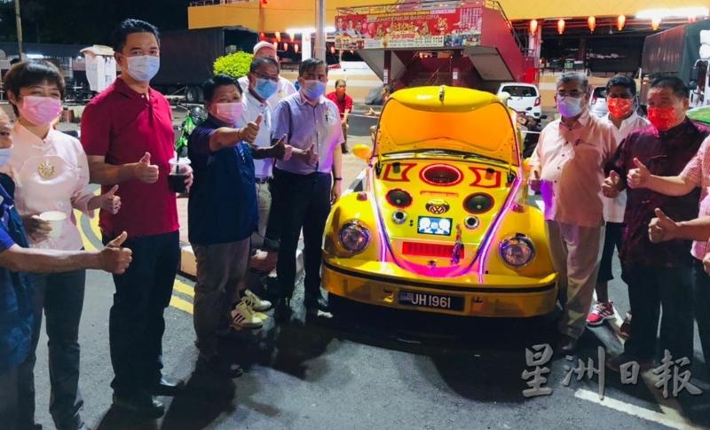 芙蓉公市夜市除了提供消费，也会举办活动，而元宵节当晚便有古董车展，陈丽群（左起）、张聒翔、陆兆福（左五起）和扎扎里都竖起拇指赞好。