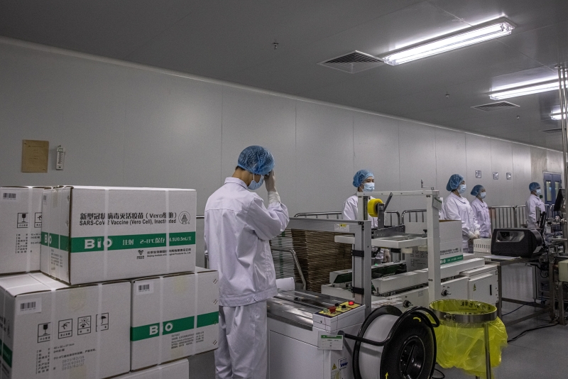 国药中生生物技术研究院人员为冠病疫苗进行装箱。（图：欧新社）