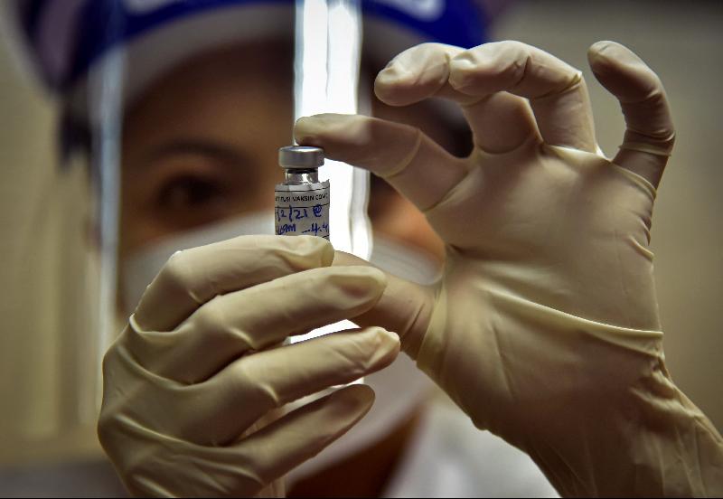 纳闽疫苗接种计划开跑，医务人员拿起准备接种的第一剂瑞辉疫苗。