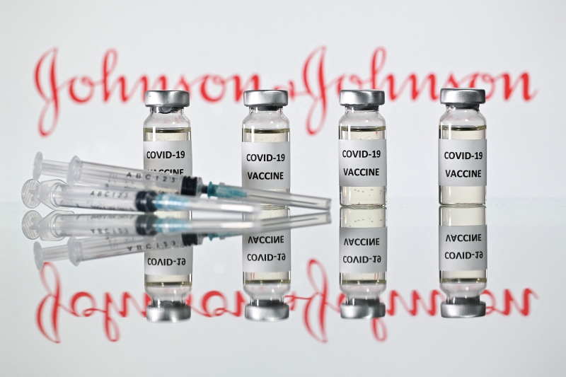 美国食品及药物管理局（FDA）上周六正式批准授权庄生疫苗的紧急使用，它成为第三种在美国获批使用的冠病疫苗。（图：法新社）