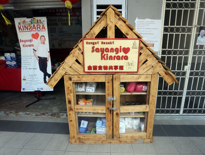 金銮州议员服务中心推出的“金銮食物共享柜”取得热烈反应，每日都有人前来领取及捐献物资。