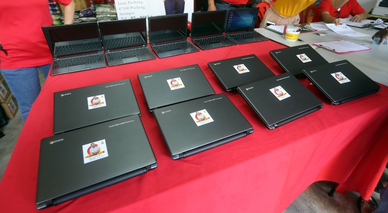 黄思汉推出金銮精明学习计划，派送100台手提电脑给选区内有需要的学生。