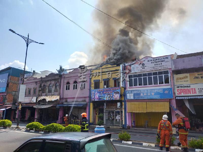 而连突旧街老店发生火患，冒起滚滚浓烟，火势猛烈。