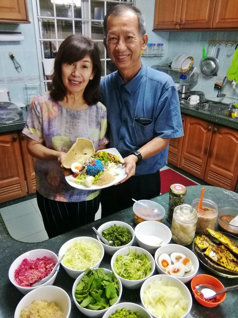 黄博谆与夫人龙玉琼展示自家烹煮的“青叶饭”。