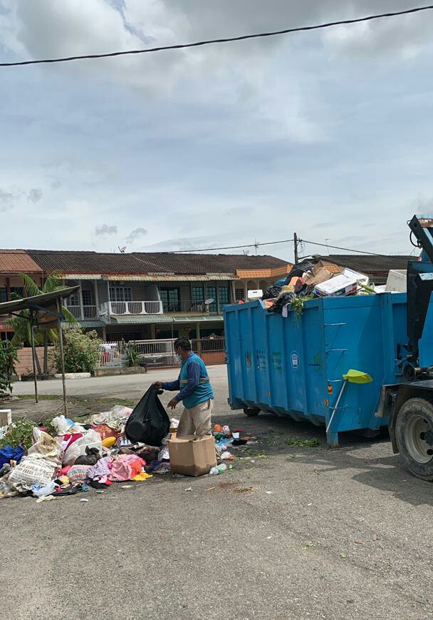 早市结束营业后，垃圾承包商会按时前往该处收走垃圾。