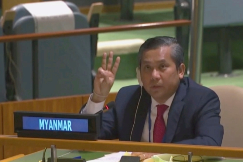 被缅甸外交部撤职的常驻联合国代表觉莫吞上表示，会尽自己所能反击到底。图为觉莫吞上周五联大讲话后举手行三指礼，向军事政变说不。（图：美联社）