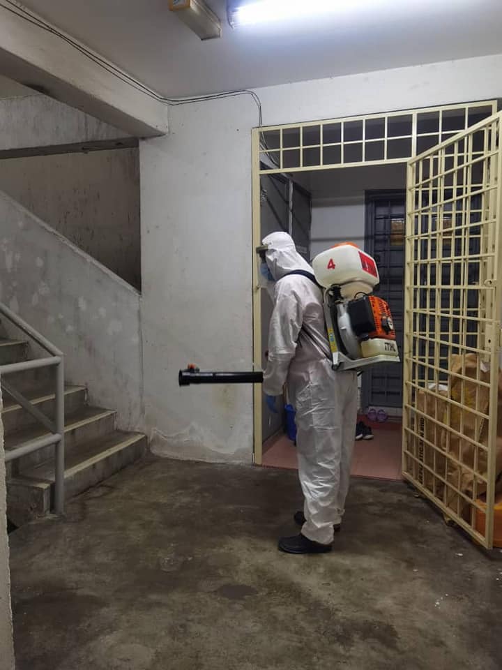 无拉港消毒队前往出现确诊冠病病例的公寓消毒。