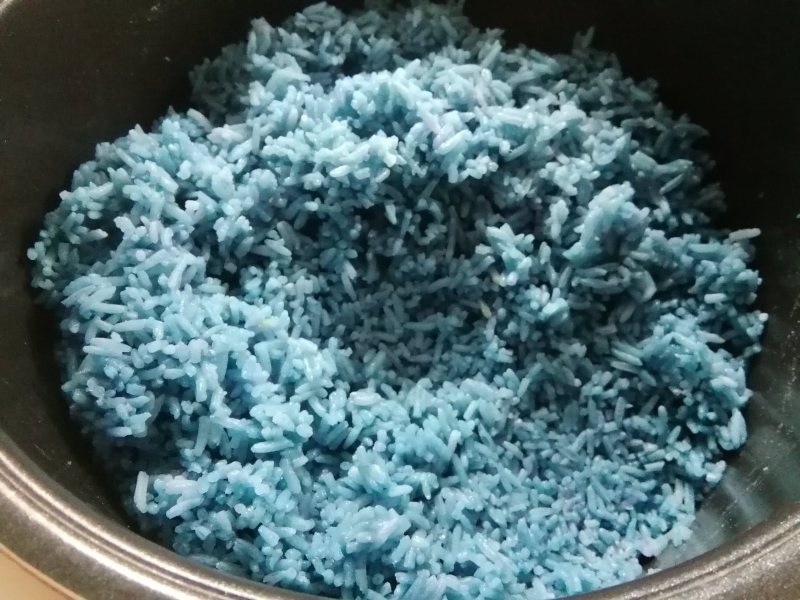 用电饭锅烧出来的蝶豆花米饭,过程简单。