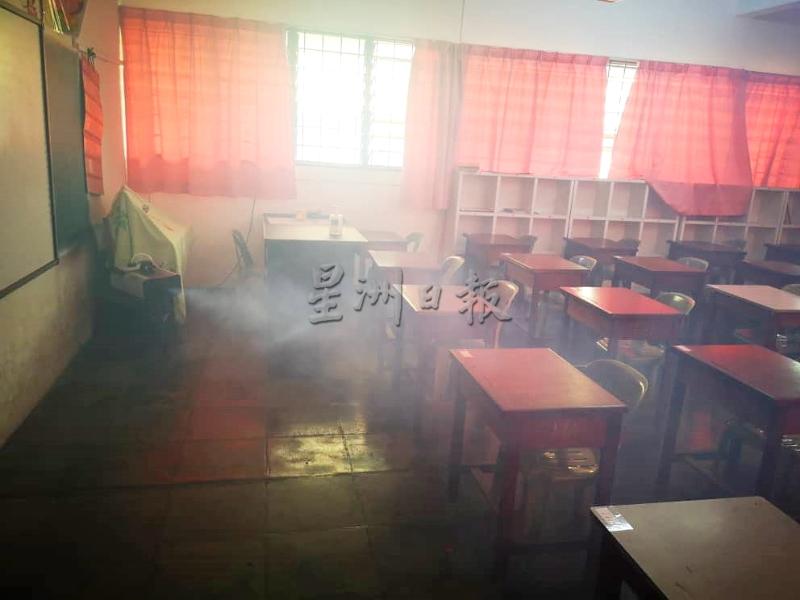 返校开课在即，芙小以喷雾机全面消毒校园。