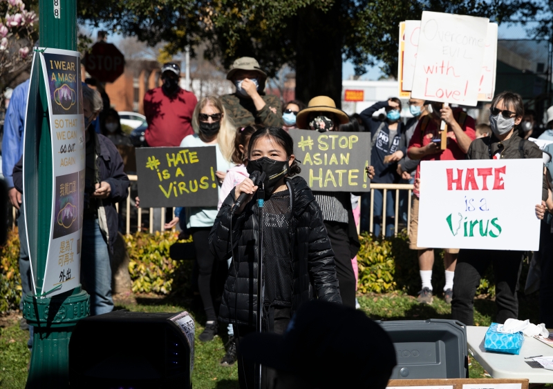 近期，旧金山湾区发生多起针对亚裔老人的仇恨袭击。集会的发起者，当地13岁华裔初中生苏凯盈表示，希望各族裔民众团结起来，反对针对亚裔的仇恨犯罪。图为苏凯盈在集会现场发表演讲。（图：中新社）
