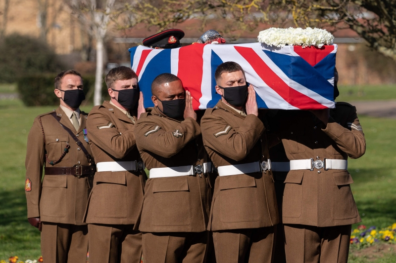 6名英国军人为穆尔扶灵，灵柩上覆盖着英国国旗。（图：法新社）

