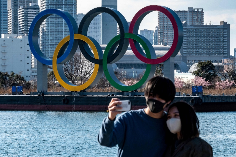 据了解，在冠病疫情紧急事态宣言全面解除后，日本政府考虑让参加东京奥运会和残奥会的海外选手无需隔离入境。图示一对情侣在东京御台场的奥运五环标志前自拍。（法新社照片）