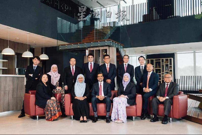 
汶莱伊斯兰银行首席执行员兼董事经理慕巴沙（前排左三）与该银行行政团队合影。