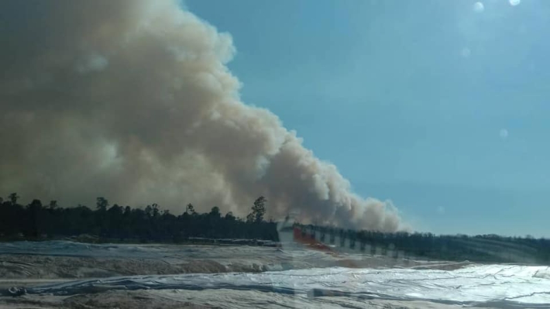 瓜冷县南部森林保留地发生林火后，浓烟直袭。