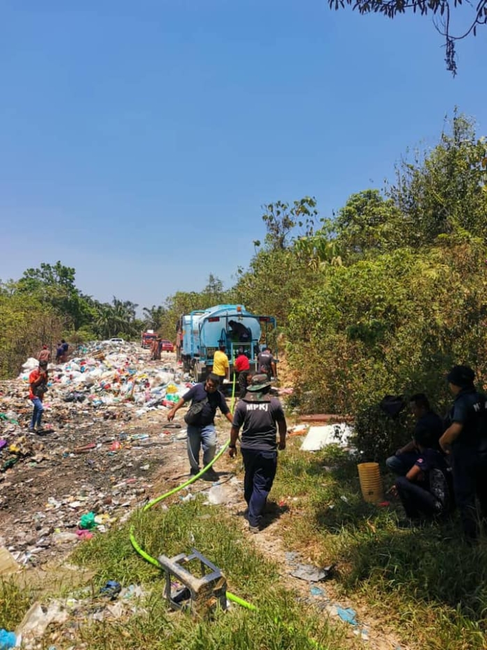 非法垃圾场位于深山处，即使水车要载水进入也路难行。