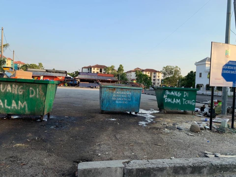 加影市议会在万宜新镇第16区展开“窥探非法丢弃垃圾行动”，对付非法丢弃垃圾的人士。（图取自加影市议会脸书专页）