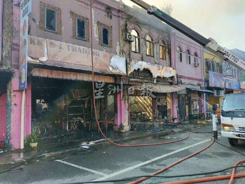 其中4间老店单位被烧成灰烬。