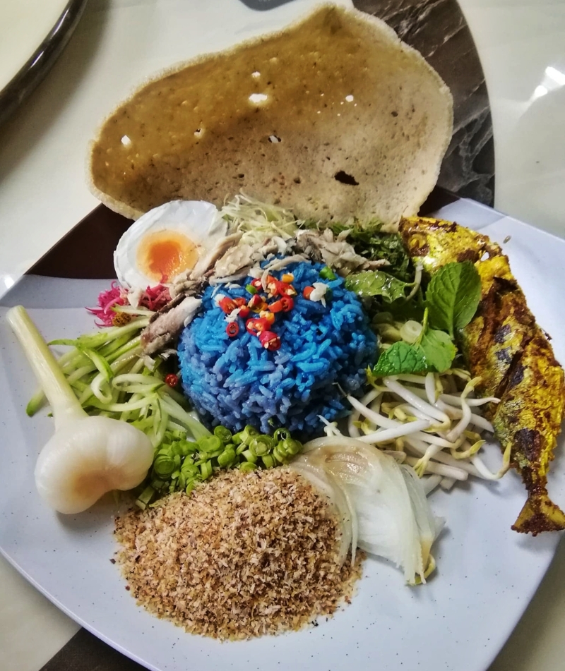 从泰文“Khao Jam”直译过来的“牛跳饭”,与“牛”扯不上关系。只不过是取Khao Jam谐音“cow jump”自娱。