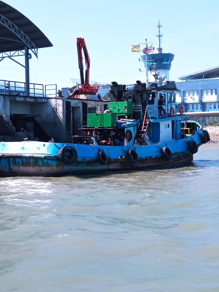 违例的挖沙船目前已被扣查，停靠在巴生港口。