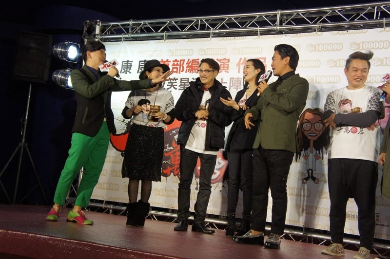 吴孟达（左三）2015年为康康（右一）执导的电影《十万伙急》赴台湾宣传，黄子佼（左一）也有份主持。
