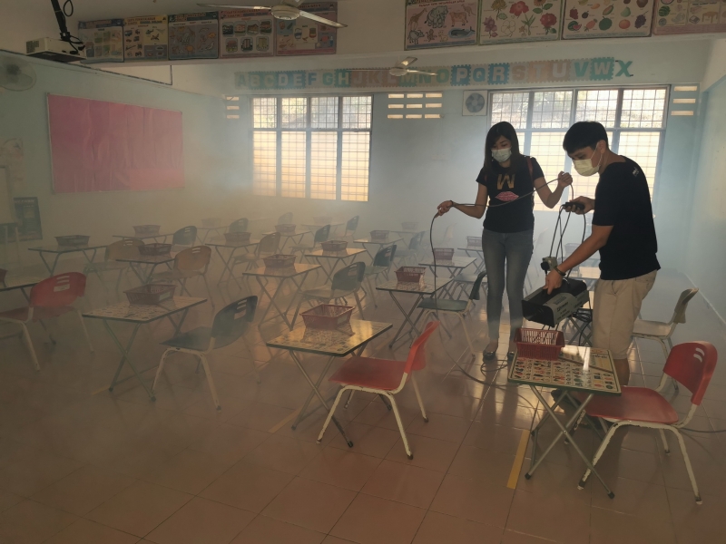 家协理事为学前班课室进行消毒工作。