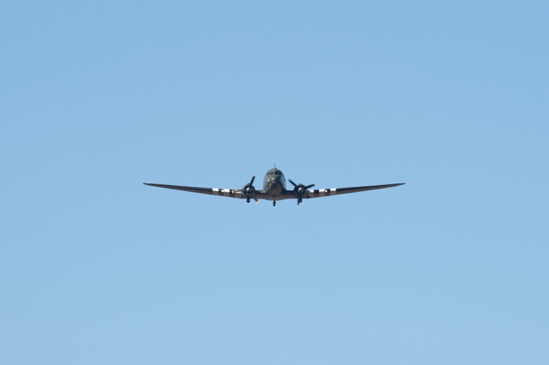 一架二战时期的空军飞机飞过上空向穆尔致意。（图：美联社）