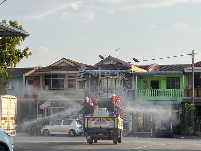 槟首长特别协调官行政中心喷雾消毒队打先锋，率先展开消毒工作。