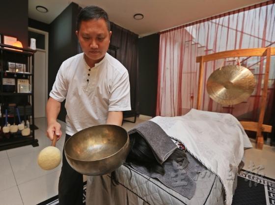 孙文豪除了用颂钵替有需要的人音疗，还当起导师开办课程，并成立音疗中心来培育音疗师。