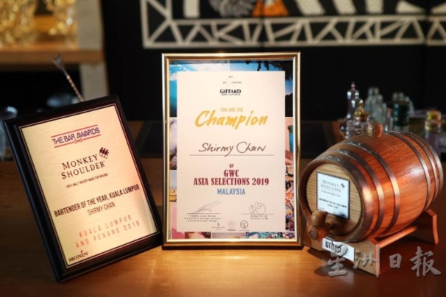 2019年The Bar Awards颁奖典礼，Shirmy拿下吉隆坡年度最佳调酒师。她说，这个是需要行业认可才能获得这个殊荣，由大家投票选出这个人选。这个奖项正好为自身调酒生涯做了很好的见证。