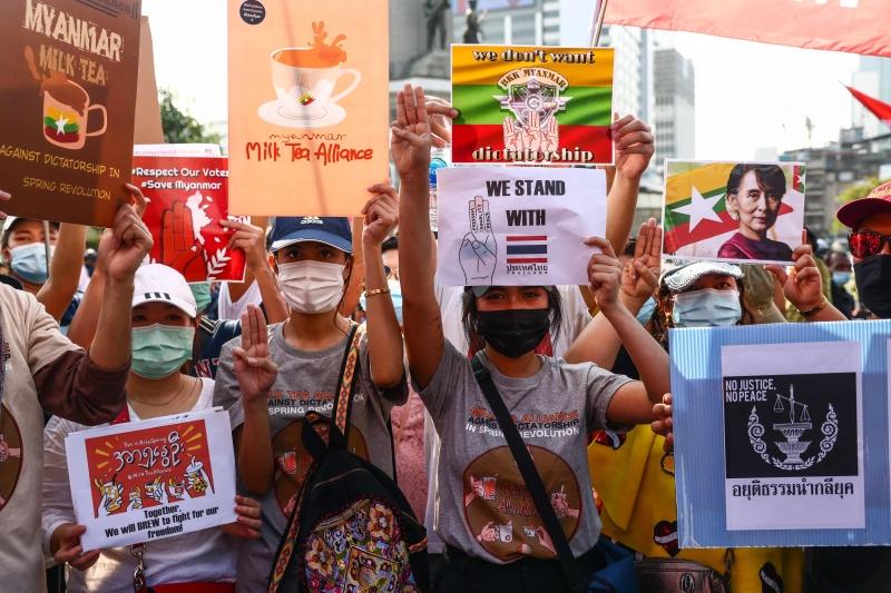 泰国示威者星期日在曼谷首相官邸前示威期间，有抗议者高举“奶茶联盟与缅甸同在”的标语牌，向缅甸人民表达支持。（法新社照片）