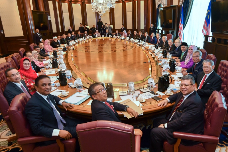 2020年3月11日， 慕尤丁主持首次内阁会议，并与所有部长合照。