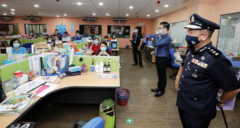马永来（右起）在郑靖桦陪同下，到教师办公室与老师们打招呼。