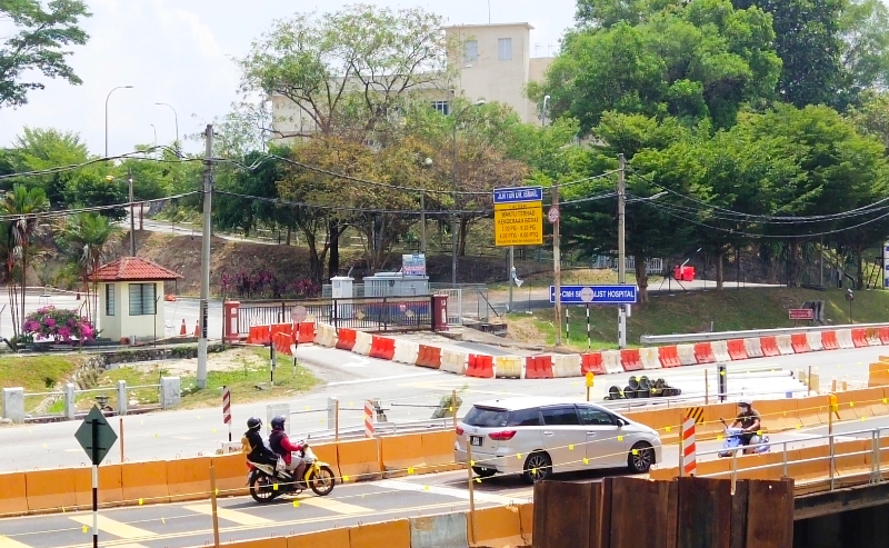 当局以塑料围栏筑起通道，让离开芙蓉国民华小的交通工具直接取道敦依斯迈医生路前往芙蓉中华中学方向。