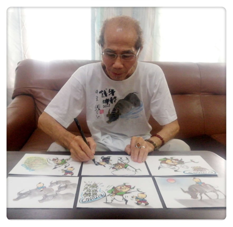 杨振昌一口气创作多幅“牛王打鼠”为题的漫画，鼓励世界继续努力抗疫。