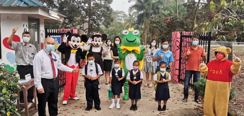 隆旺培才学校以4只吉祥物迎接学生，左为苏益；后右起许树雄及魏联汉。