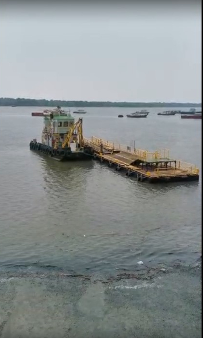 完成提升的浮台设施周一下午被拖至原地，以待周二测试水位、位置和安装阶梯后，如无意外，南港客运码头最快可于3日恢复运作。