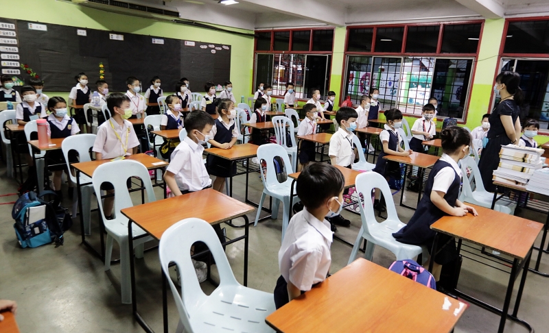 启智华小复课，课室里所有桌椅都保持1公尺的距离。