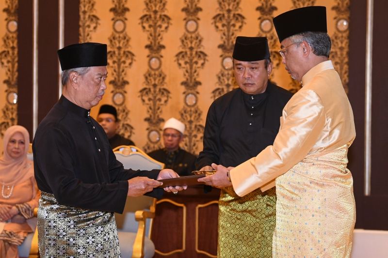 2020年3月1日，慕尤丁于早上10时30分在国家皇宫，宣誓就任马来西亚第八任首相，并从国家元首苏丹阿都拉陛下手中接过委任状。