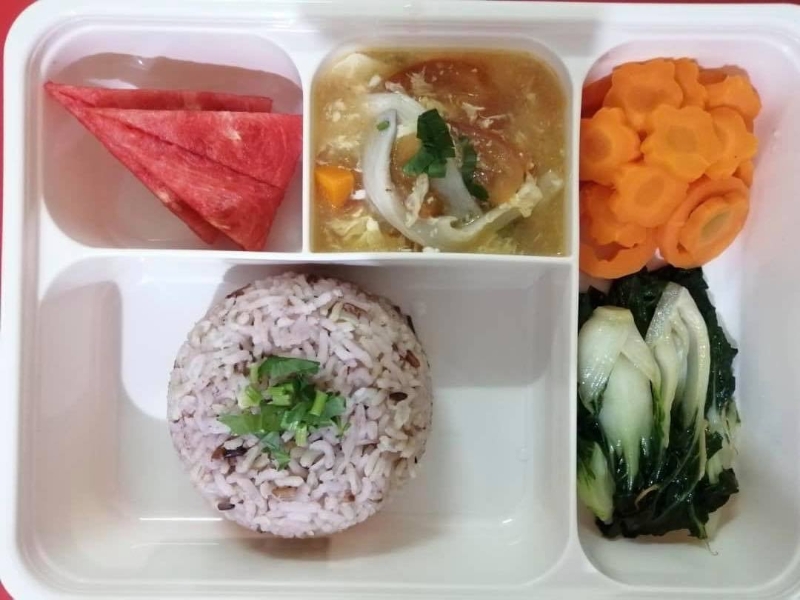 智明华小“爱心食堂”提供营养餐。开学首日“糙米炒饭特餐”，配有两道小菜和一种水果，价廉物美！