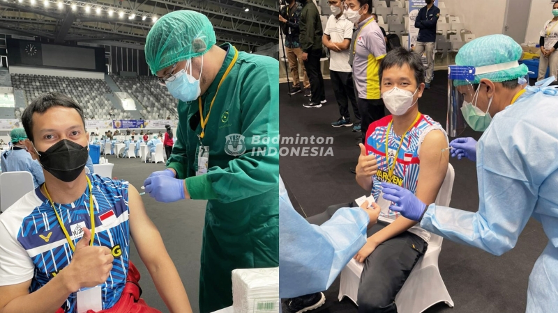 82位印尼羽球队成员已接种疫苗，当中包括男双莫哈末阿山（左）与亨德拉。 （印尼羽总脸书照片）