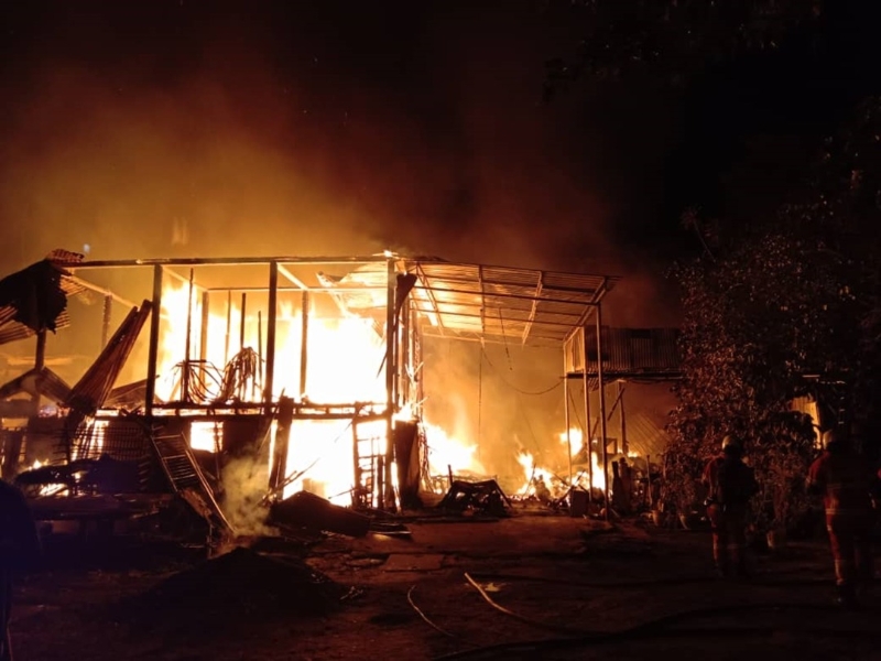 大火吞噬了家具厂及收纸盒仓库。