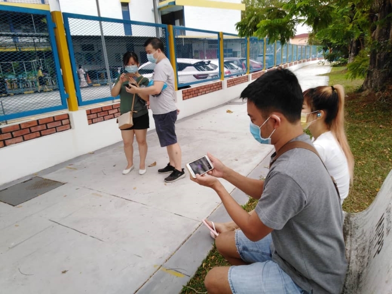 槟城中华小学A校校方贴心地为新生家长作出暖心安排，让他们通过Google Meet平台即时看到孩子在班上的情况，让家长安心。