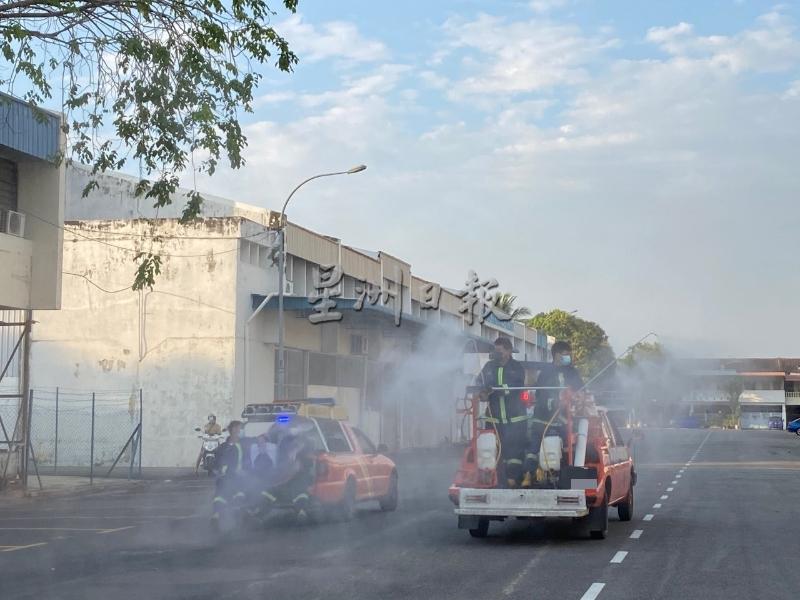 拉惹乌达义消队兵分两路进行消毒。