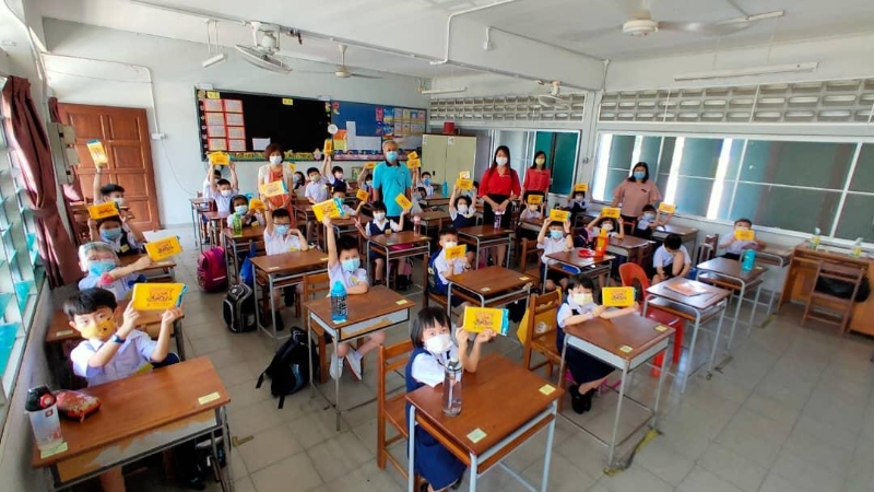 北海中华公学一校的每位学生获得林赐安赠送每人一个精美口罩盒。